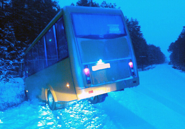 На Полтавщине автобус с пассажирами съехал в кювет. Фото: pl.dsns.gov.ua
