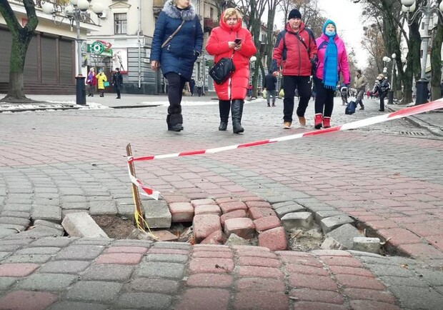 В центре Полтавы появилась новая яма. Фото: kolo.news