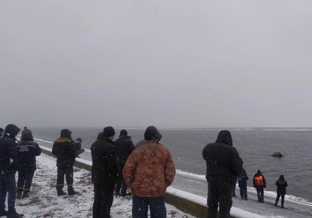 В  Кременчугском водохранилище рыбака унесло на льдине. Фото:https://www.facebook.com/GOStattia5