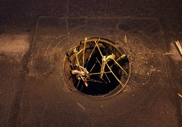 На Халтурина на въезде в депо стащили крышку люка. Фото: "Фонтанзамільйон"