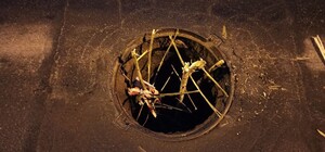 Коварная ловушка: на Халтурина на въезде в троллейбусное депо стащили крышку люка