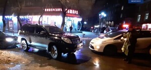 В центре Одессы курьер на мопеде сбил девушку: видео момента ДТП