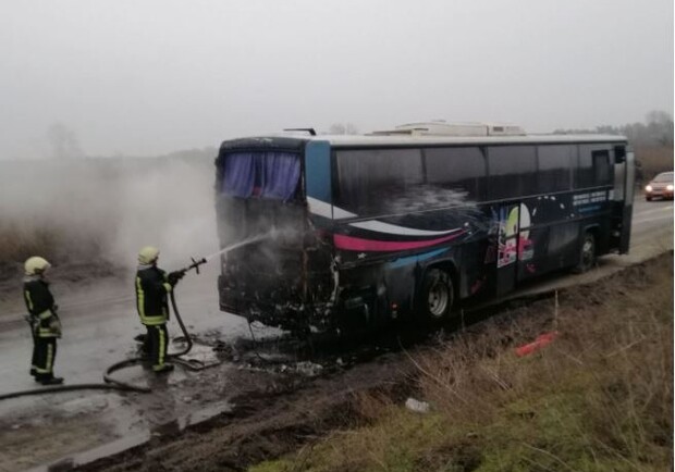 В Полтавской области на ходу загорелся школьный автобус. Фото: http://kremen.today/