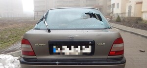 Под Одессой полуголая женщина била машины: что это было