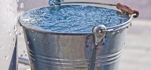 Хотела разыграть: днепрянка в мороз вылила на мужчину ведро воды (видео)