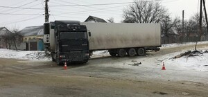 Три улицы остались без света: в Харькове грузовик снес столб