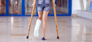 На День Валентина – три переломи: в центрі Львова на студентку впали брили льоду