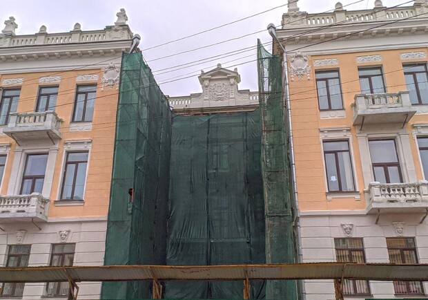 С балконов Дворца детского и юношеского творчества осыпается штукатурка. Фото: poltava.to