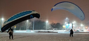 Необычный досуг: запорожские экстремалы пытались летать над городом на парапланах 