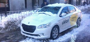 За півдня сніг потрощив шість автомобілів львів'ян: відео