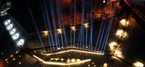 Фото дня: у небо над вечірнім Львовом запустили світлові промені 