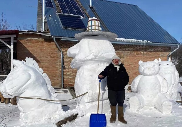 Полтавец слепил из снега необычные скульптуры. Фото: https://www.facebook.com/Poltava.wave