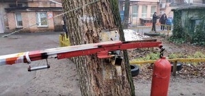 Не проедешь: в центре Полтавы въезд во двор перекрыли шлагбаумом