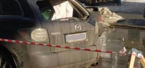 Кто виноват?: огромная льдина с крыши ТРЦ Dream Town повредила автомобиль