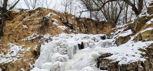 Необычное зрелище: в Запорожской области замерз водопад (видео)