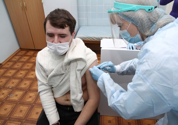 Кого первым вакцинировали от COVID-19 в Полтаве. Фото: https://t.me/synegubov