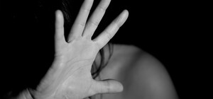 Напал на школьницу: в Днепровском районе разыскивают насильника