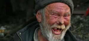 Место сбора бомжей: около детской площадки открыли пункт приема вторсырья