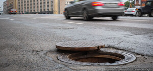 Не повезло: на Чоколовке из-за открытого люка перевернулся автомобиль