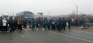 Под Запорожьем люди перекрыли трассу: чего они требуют