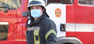 Попали в ловушку: спасатели вызволили детей из дверей и кошачьего домика