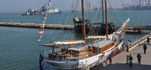 Успей сделать фото: в Одесский порт зашла 105-летняя яхта