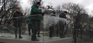 За все заплатить: на меморіалі Небесної Сотні замінили розтрощене киянином скло 