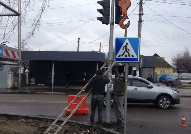 В Полтаве на проезжей части появился светофор. Фото: https://t.me/novyny_zhkh_plt