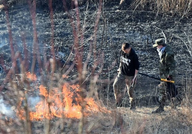 В Полтаве подростки поджигали сухую траву. Фото: https://t.me/v_plt