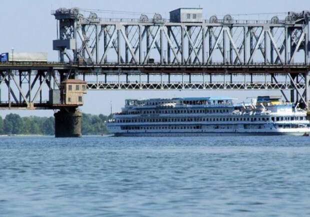 В Кременчуге  на мосту через Днепр ограничивают движение транспорта. Фото: cfts.org.ua