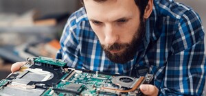 Отдала 13, 5 тысяч гривен: в Полтаве пенсионерку обманули с ремонтом ноутбука