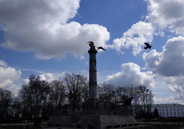 В Полтаве с монумента Славы ночью исчезли флаги. Фото: kolo.news