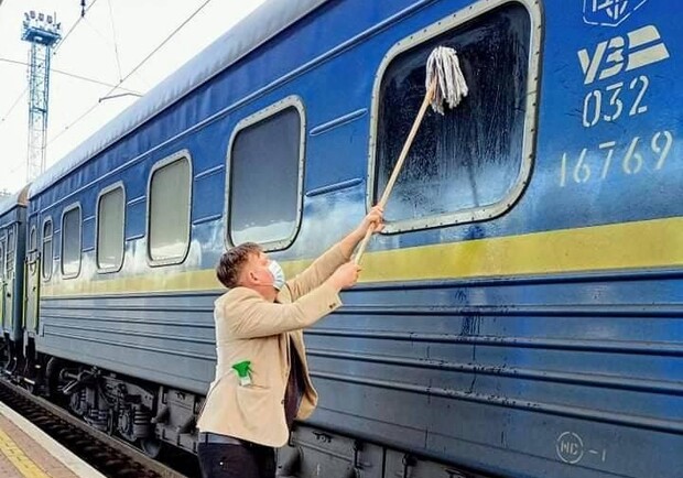 Датский журналист был вынужден купить швабру и самостоятельно отмыть окно, чтобы хотя бы видеть, где он едет на поезде Укрзализныци. Фото: Facebook /johannes.w.andersen