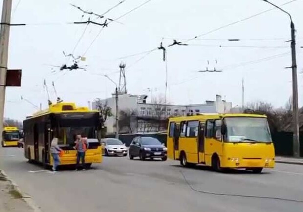 Обрыв троллейбусной линии на Браилках. Фото: кадр в https://t.me/v_plt