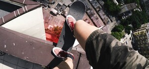 Нашли место: на Бородинском дети катались на скейтах на крыше дома (видео)