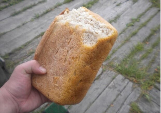 В Полтаве продавали надкушенный хлеб. Фото: pikabu.ru