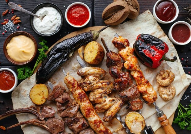 Як правильно замаринувати м'ясо для шашлика: найкращі рецепти маринадів