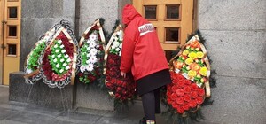 Траурные венки и плакаты: перед сессией у Харьковского горсовета — несколько пикетов