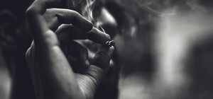 Никакого раскаяния: девушка, курившая в метро, похвасталась обретенной славой