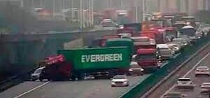 Придется стоять: из-за фуры на Объездной дороге огромная пробка 