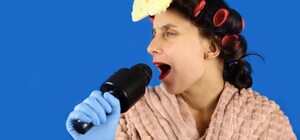 Пела о любви: в Днепре пассажирка устроила караоке в трамвае (видео)