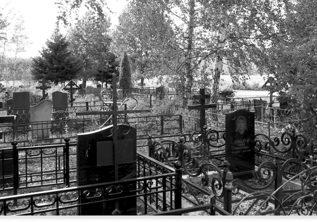 Суд наказал родителей школьниц, устроивших откровенную фотосессию на кладбище.Фото: ritual.ru
