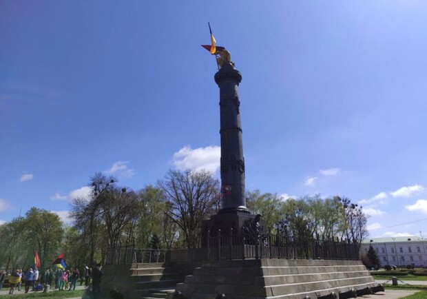 Флаги на Монументе Славы в Полтаве вернули на место. Фото: zmist.pl.ua