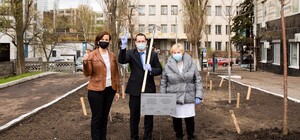 На радость пациентам: Охматдету подарили аллею сакур