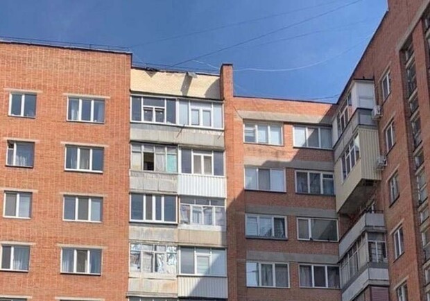 В Полтаве с крыши многоэтажки свисает лист металла. Фото: poltava_shosho