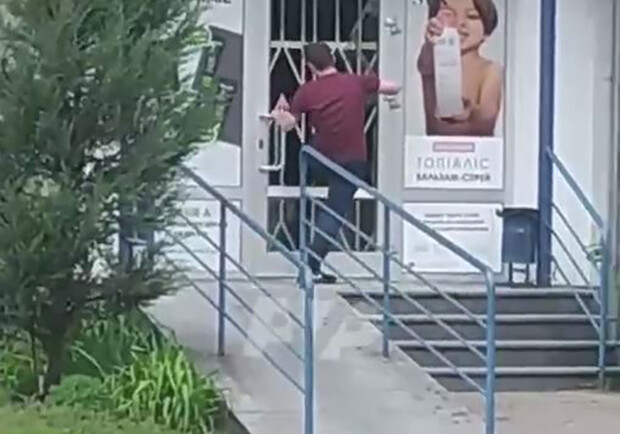 В Полтаве дебошир пытался ворваться в аптеку. Фото: кадр из видео PTV