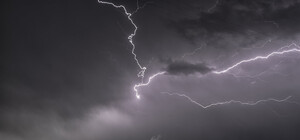 Захватывающие кадры: в Запорожье бушевала весенняя гроза