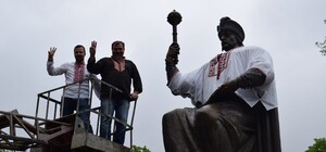 Фотофакт: на памятник Мазепе в Полтаве надели 6-метровую вышиванку