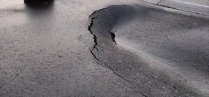 Смотрите под ноги: возле метро на проспекте Свободы образовался провал (фото)