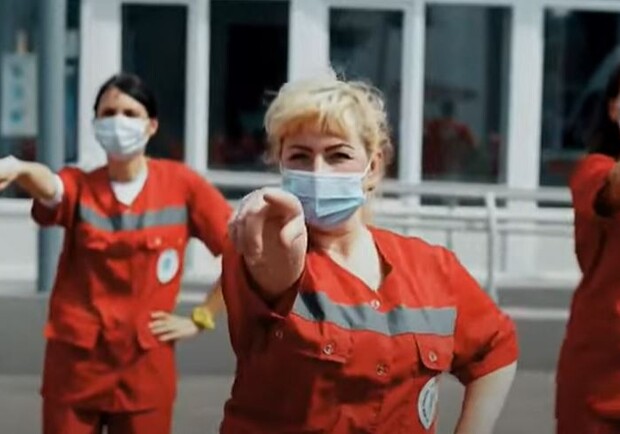 В Полтаве медики станцевали в поддержку пациентов с COVID-19. Фото: кадр из сюжета https://www.youtube.com/watch?v=4x6mBL54bos